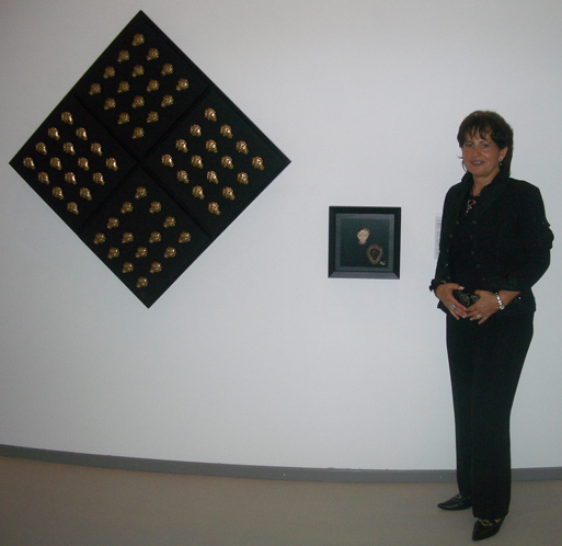 Dorita Vörländer vor ihrem Kunstwerk