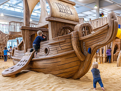 Großes Piratenschiff als Spielgerät