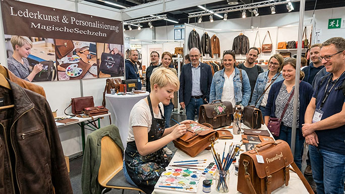 Livemalerei auf Handtaschen